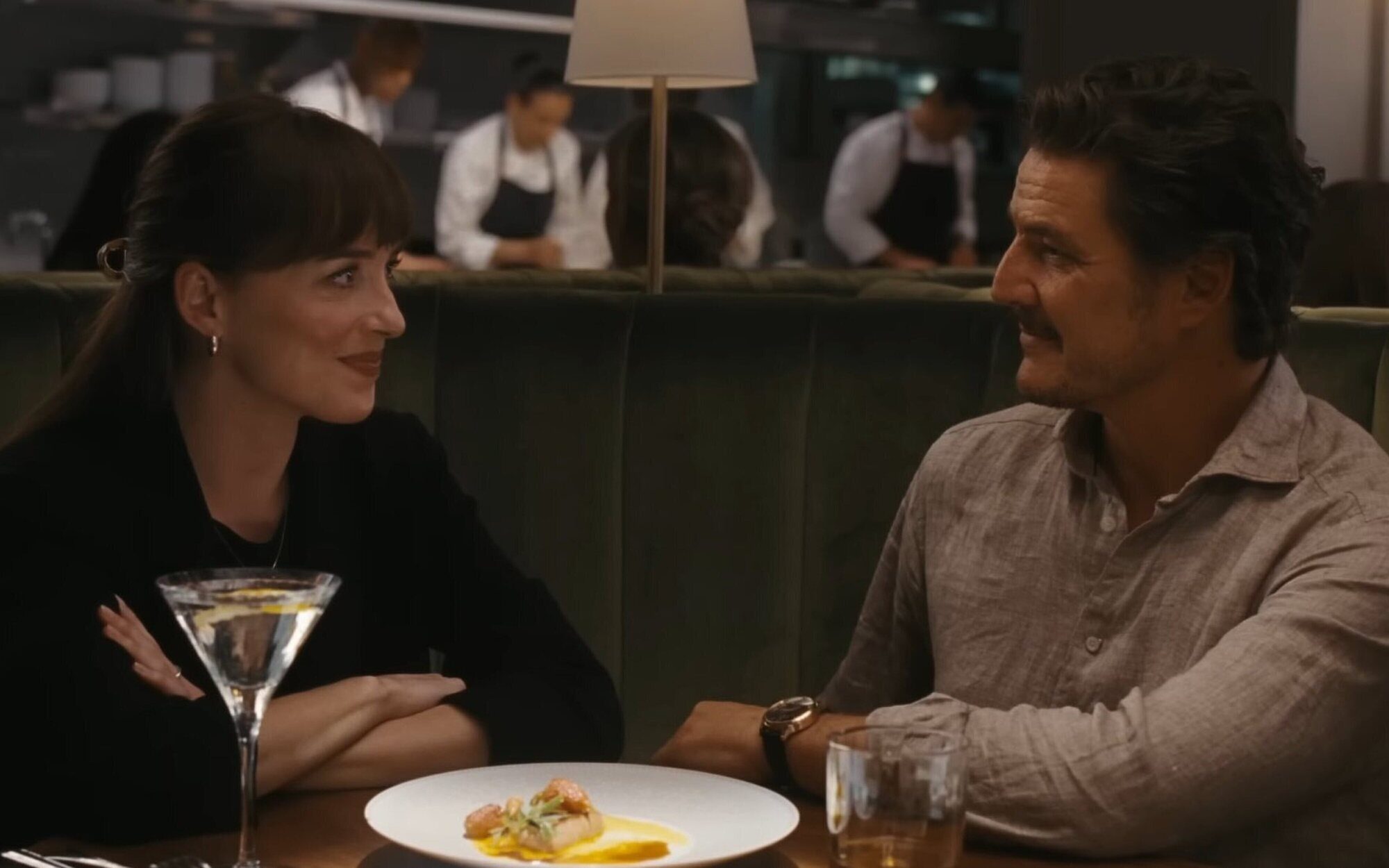 El primer tráiler de ‘Materialistas’ anticipa un triángulo amoroso entre Dakota Johnson, Chris Evans y Pedro Pascal