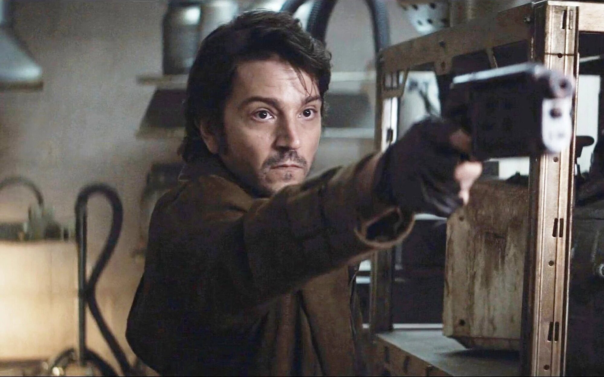 Diego Luna enfrenta problema con seguridad aeroportuaria por bláster de ‘Andor’