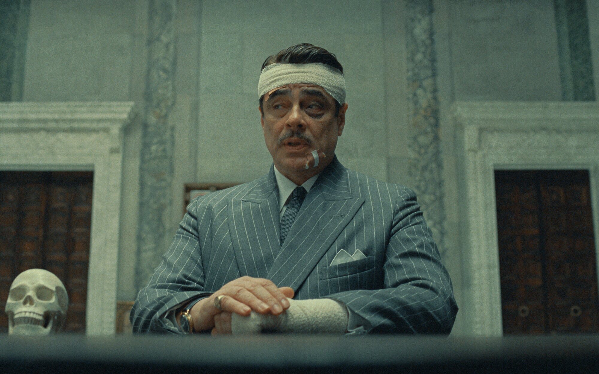 ‘La trama fenicia’: Benicio del Toro se enfrenta a un enemigo en el ascensor en esta escena exclusiva