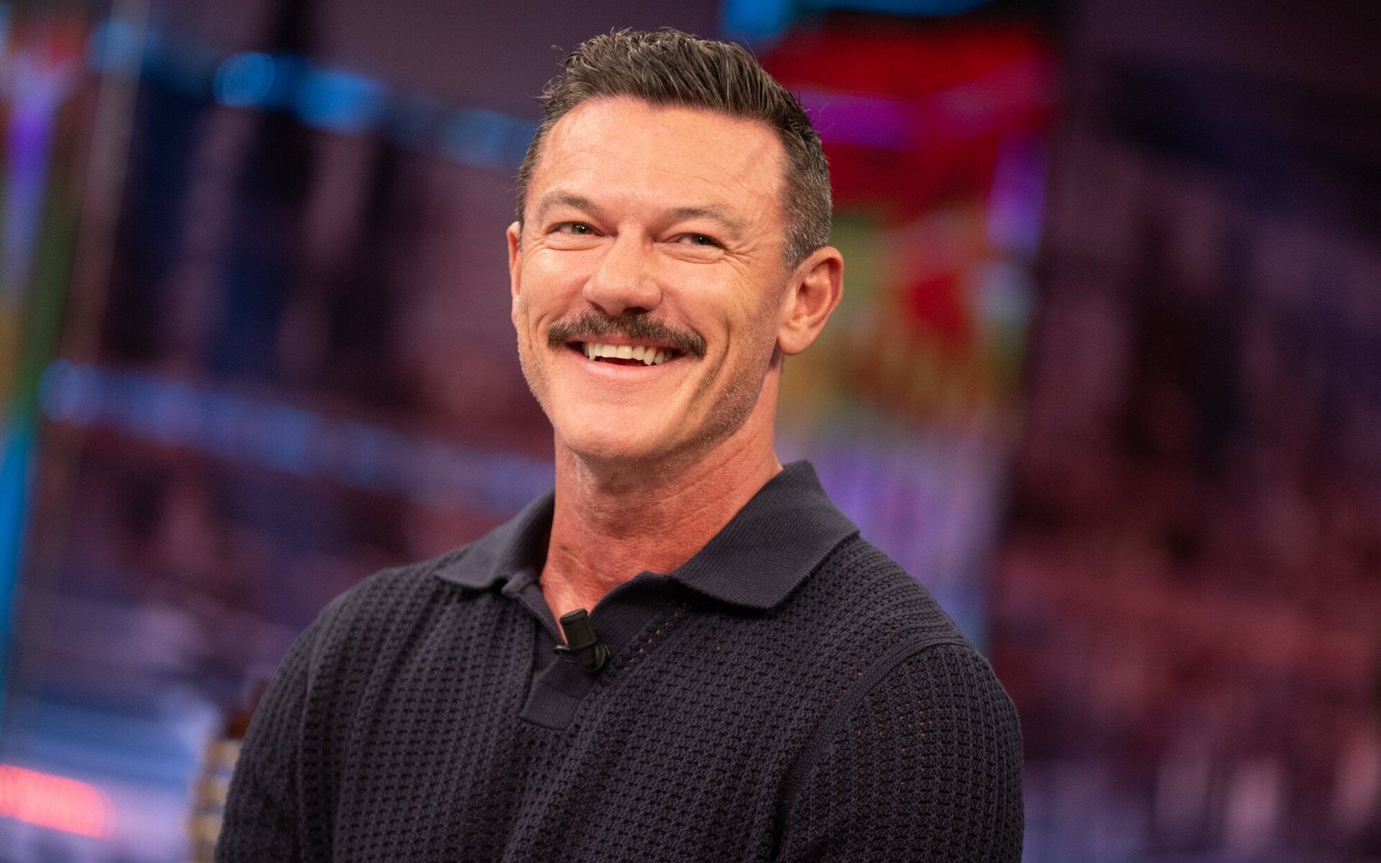 Luke Evans interpreta ‘Esa diva’ de Melody en ‘El hormiguero’ y se atreve con el helicóptero