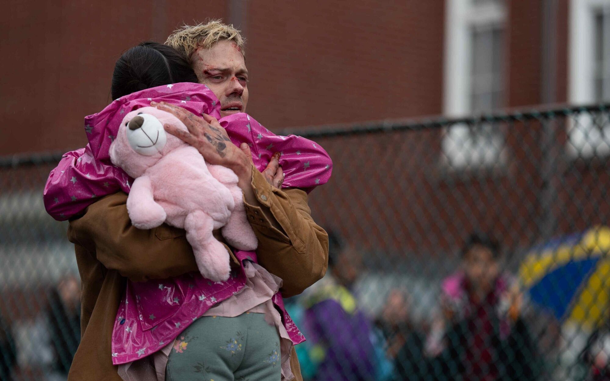 Evita subirte a vehículos de extraños: Avance exclusivo de ‘Blindado’, thriller con Bill Skarsgård y Anthony Hopkins