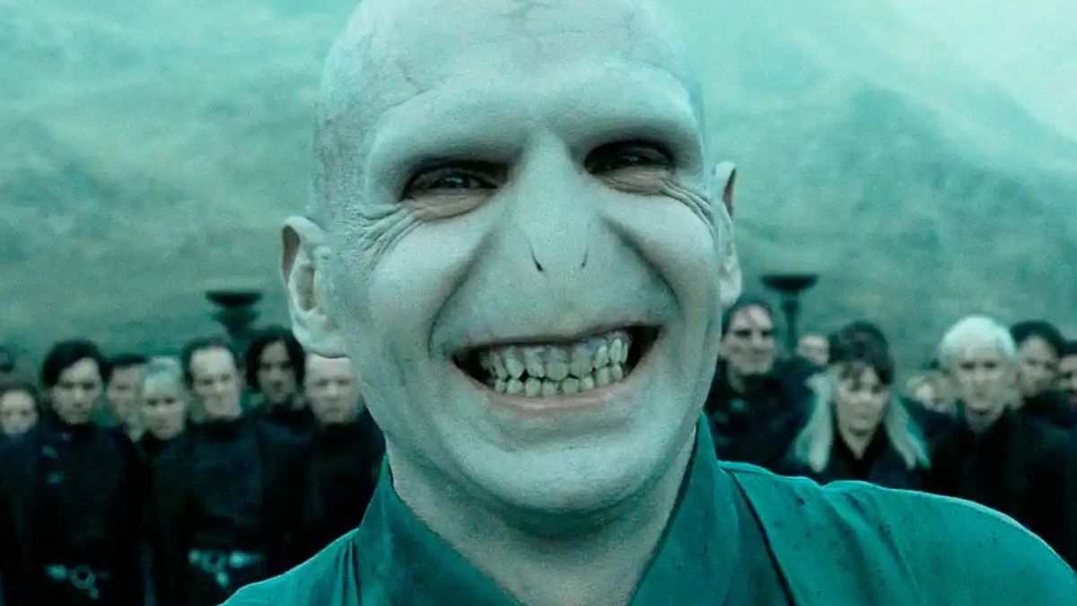 Ralph Fiennes ofrece consejos entretenidos para el nuevo intérprete de Voldemort en la serie de Harry Potter