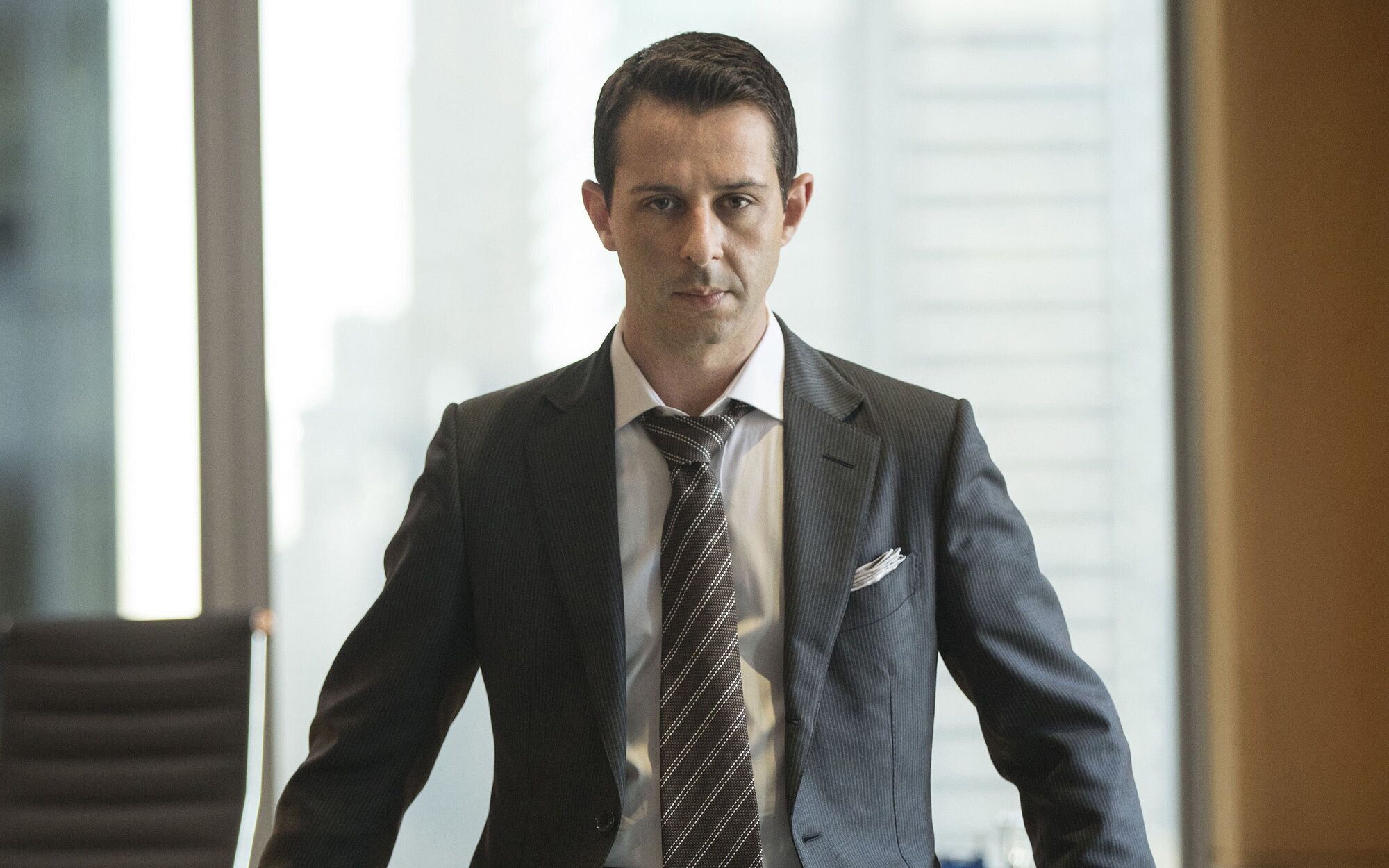 Jeremy Strong emerge como el favorito para dar vida a Mark Zuckerberg en la secuela de La Red Social después de que Jesse Eisenberg rechazara regresar