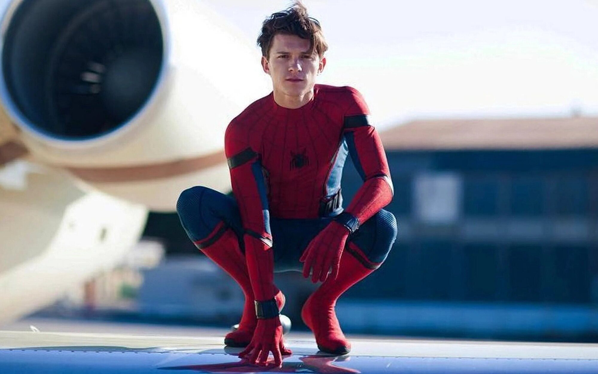 Tom Holland presenta el nuevo traje clásico de Spider-Man para su próxima película Brand New Day que se estrena en 2026