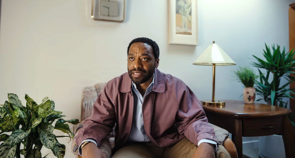 Chiwetel Ejiofor en una escena de 'Backrooms' (2026), la película de A24 dirigida por Kane Parsons