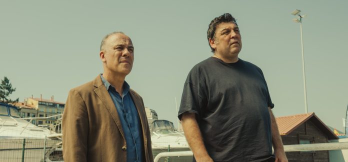 Javier Gutiérrez como Leo Caldas y Hovik Keuchkerian como Estévez en una escena de Caldas. El último barco