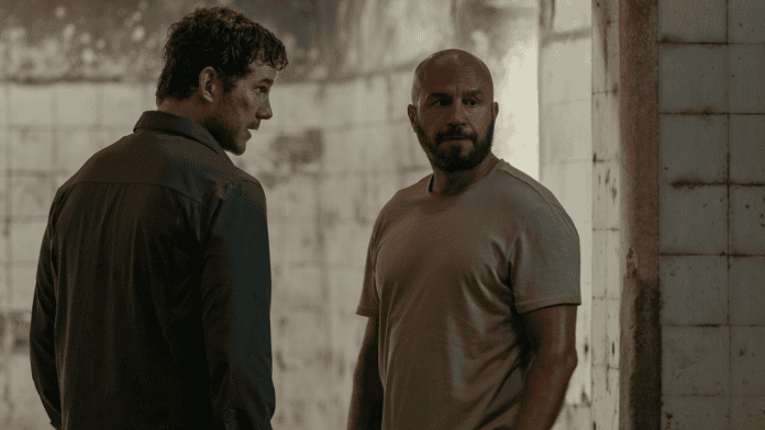Chris Pratt caracterizado como James Reece en una escena de la segunda temporada de La lista final de Prime Video