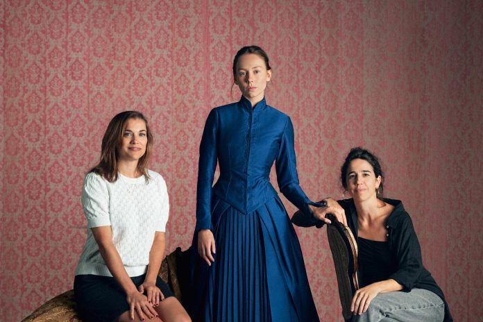 María Zamora, Ester Expósito como Ana Ozores y Mar Coll en la fotografía de prensa oficial de La Regenta