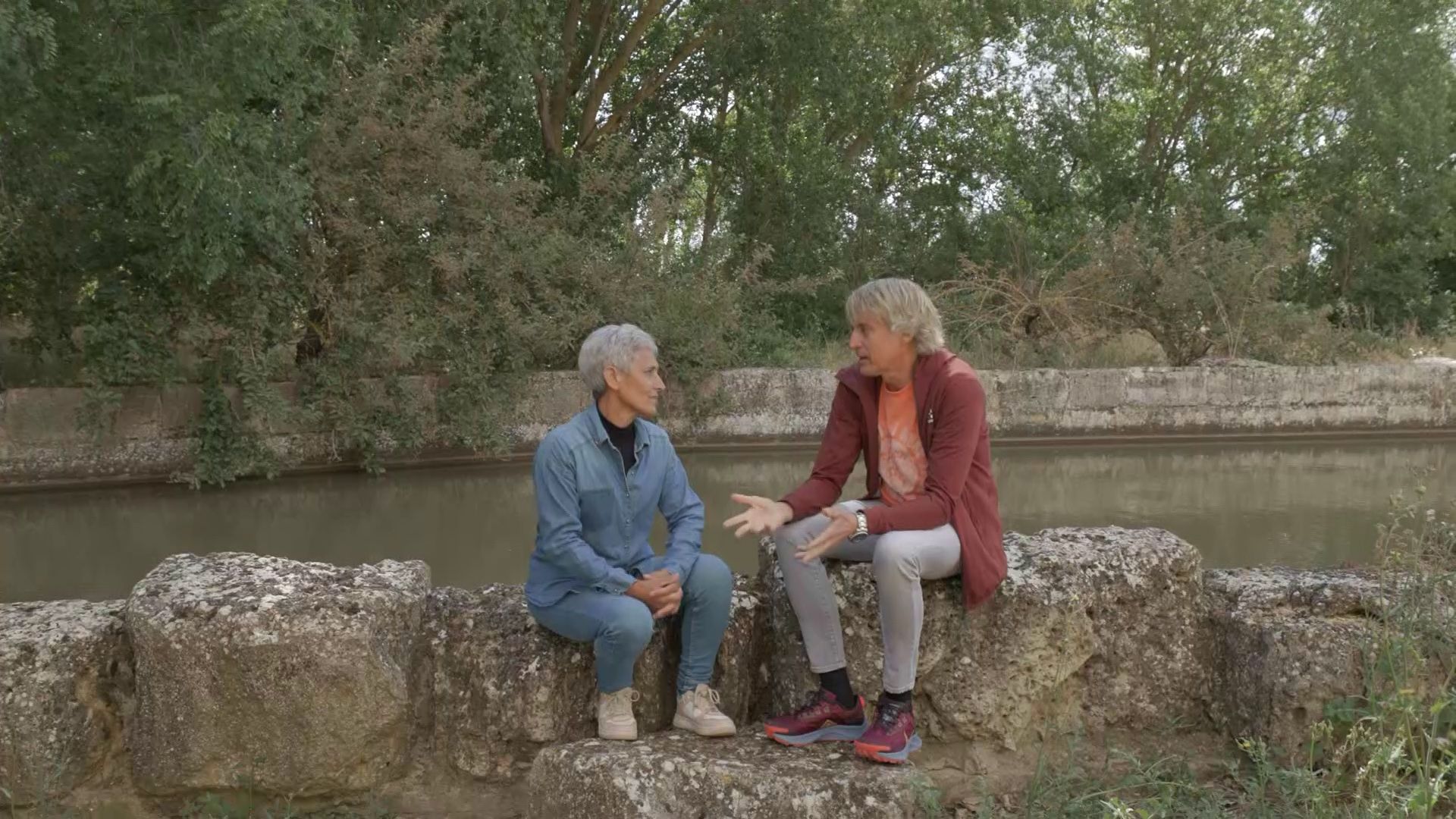 Construir refugios para murciélagos en el Canal de Castilla (Palencia), nueva misión de Jesús Calleja en ‘Volando Voy’