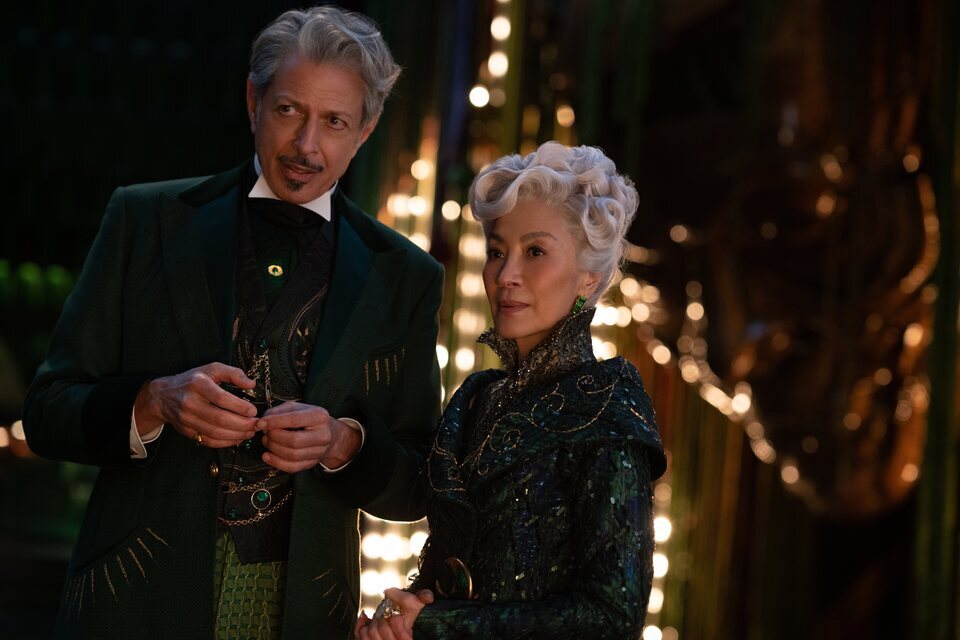 Jeff Goldblum como El Mago de Oz y Michelle Yeoh como Señora Morrible en 'Wicked'