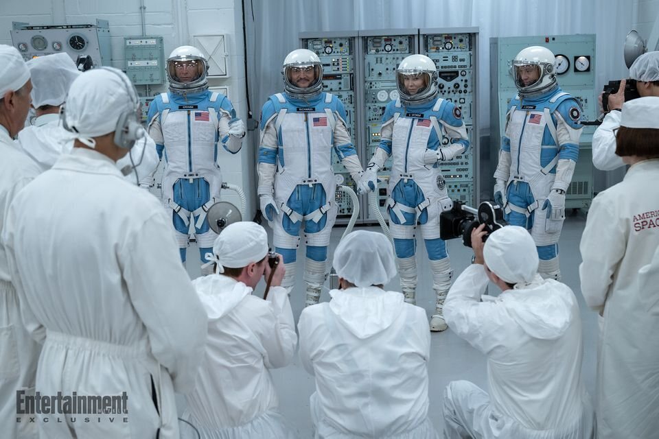 Ben, Reed, Sue y Johnny con el traje de astronauta en 'Los Cuatro Fantásticos: Primeros pasos'