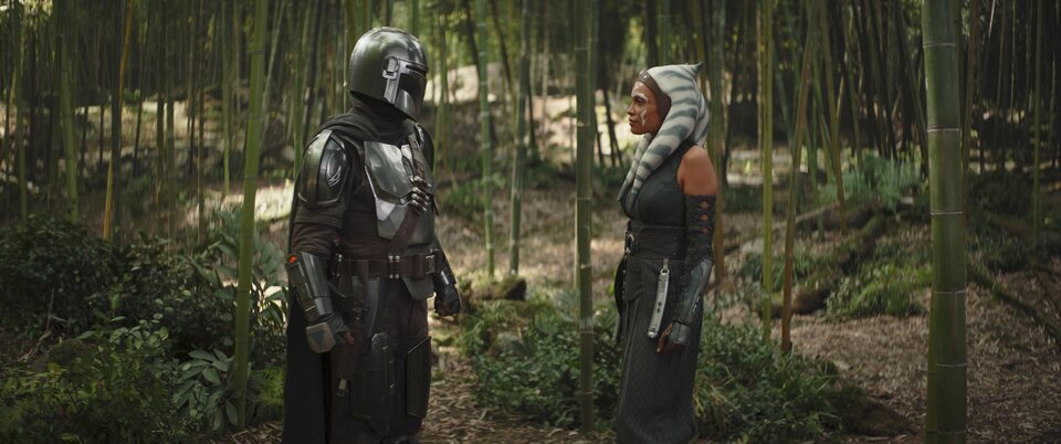 Din Djarin junto a Ahsoka en 'The Mandalorian'