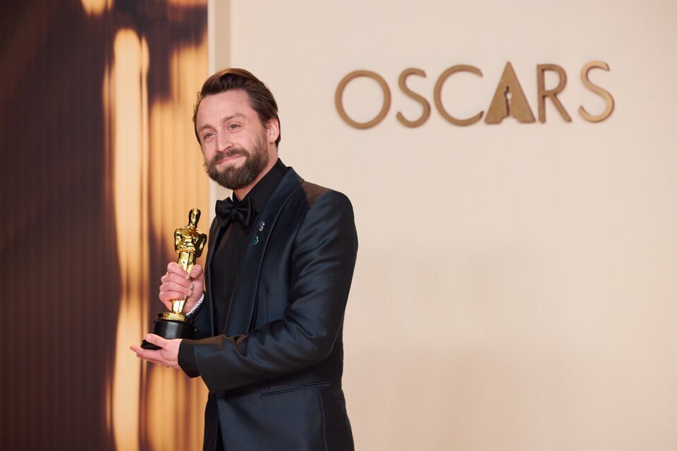 Kieran Culkin recogiendo el Oscar por 'A Real Pain'