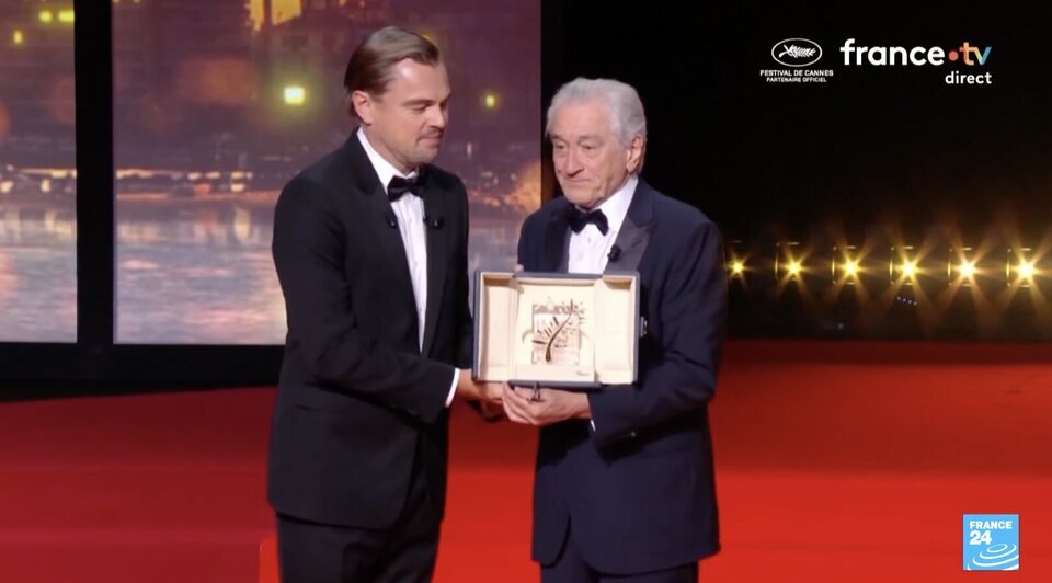 Robert De Niro recibe su Palma de Oro de la mano de Leo DiCaprio