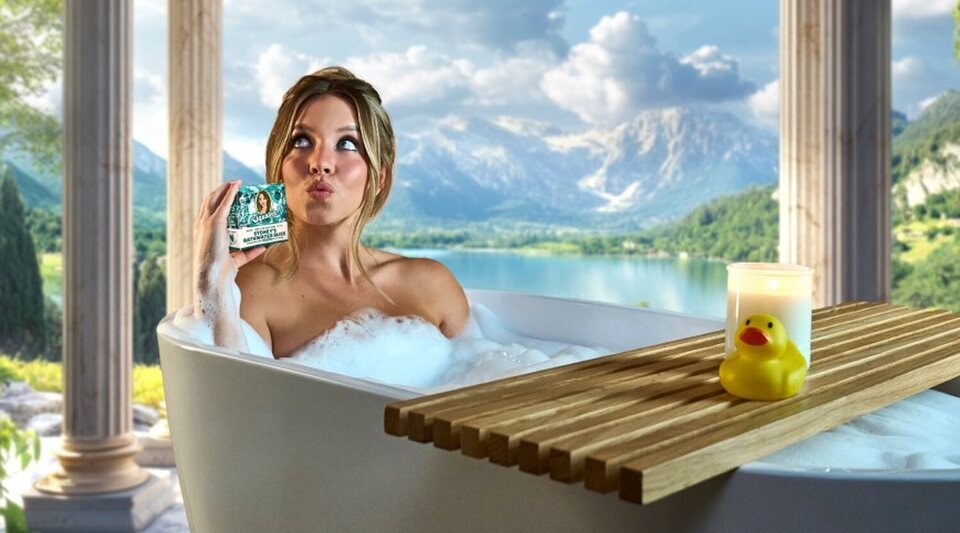 Sydney Sweeney comercializa un jabón con su agua de baño