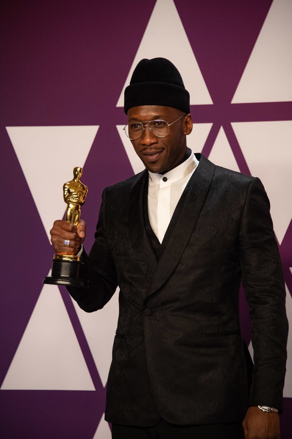 Mahershala Ali con uno de sus dos Oscar