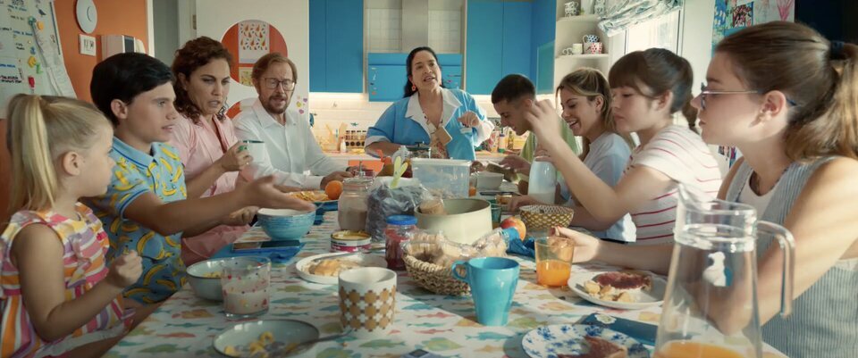 Escena familiar de 'Padre no hay más que uno 5: Nido repleto'