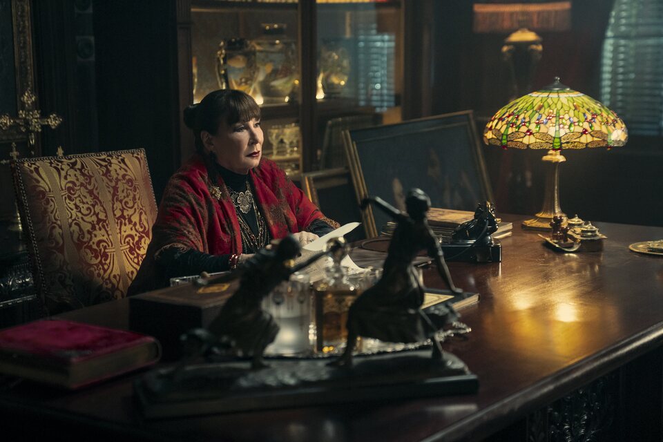 Anjelica Huston como "the Director"