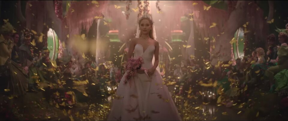 Ariana Grande como Glinda vestida de novia en 'Wicked: Parte II'