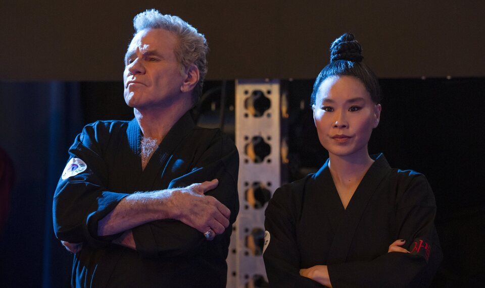 Alicia Hannah-Kim y Martin Kove en 'Cobra Kai'