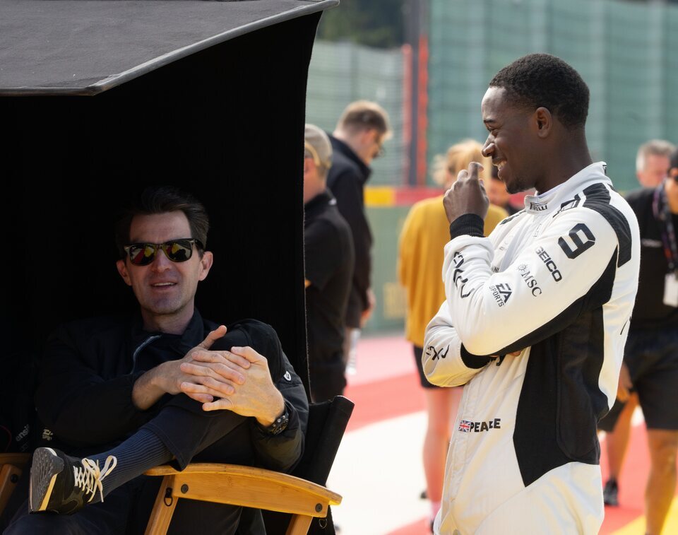 Damson Idris y Joseph Kosinski en el set de rodaje de 'F1: La película'