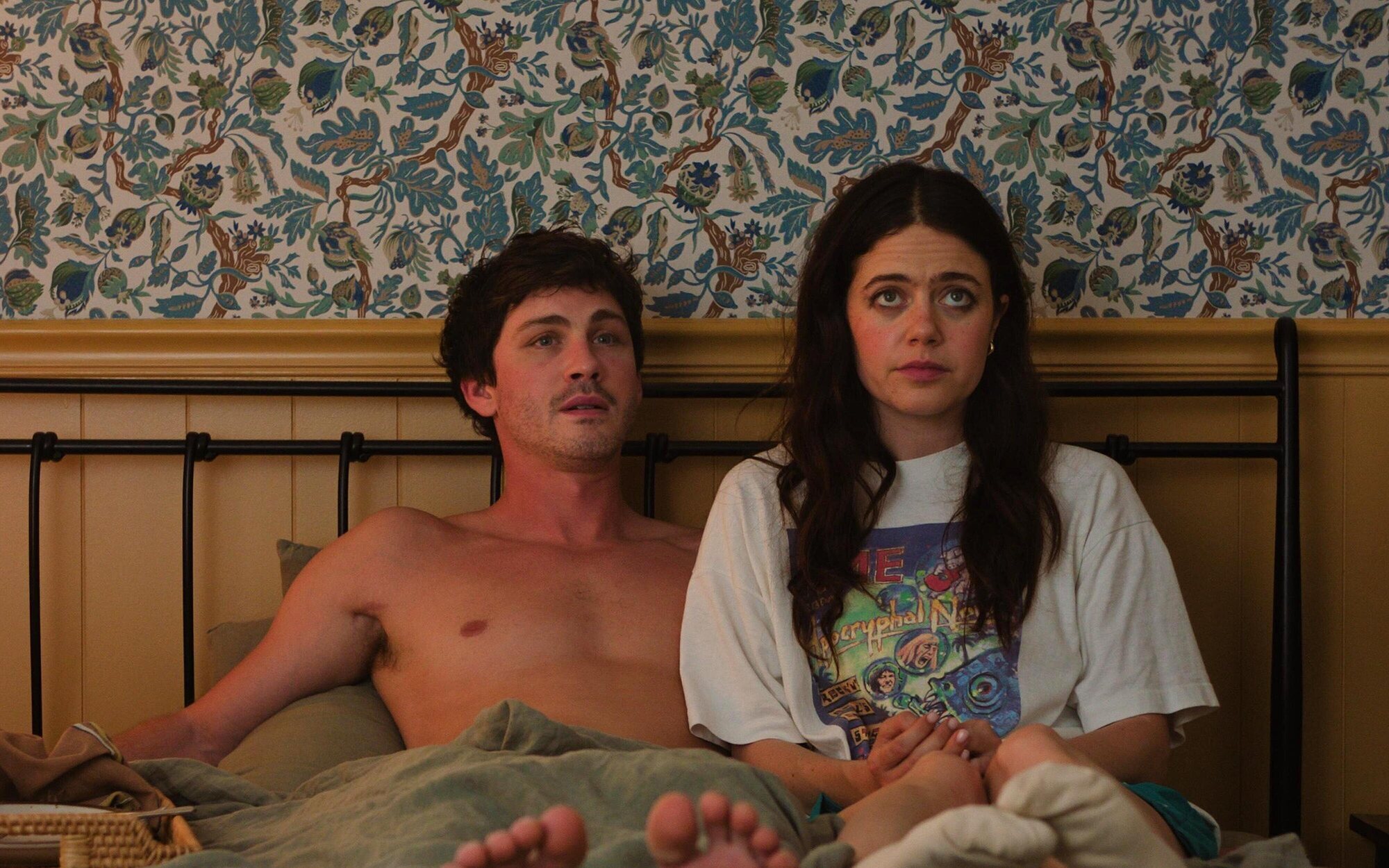 El tráiler distorsionado de la nueva “comedia romántica” de Logan Lerman lo muestra siendo secuestrado por su novia