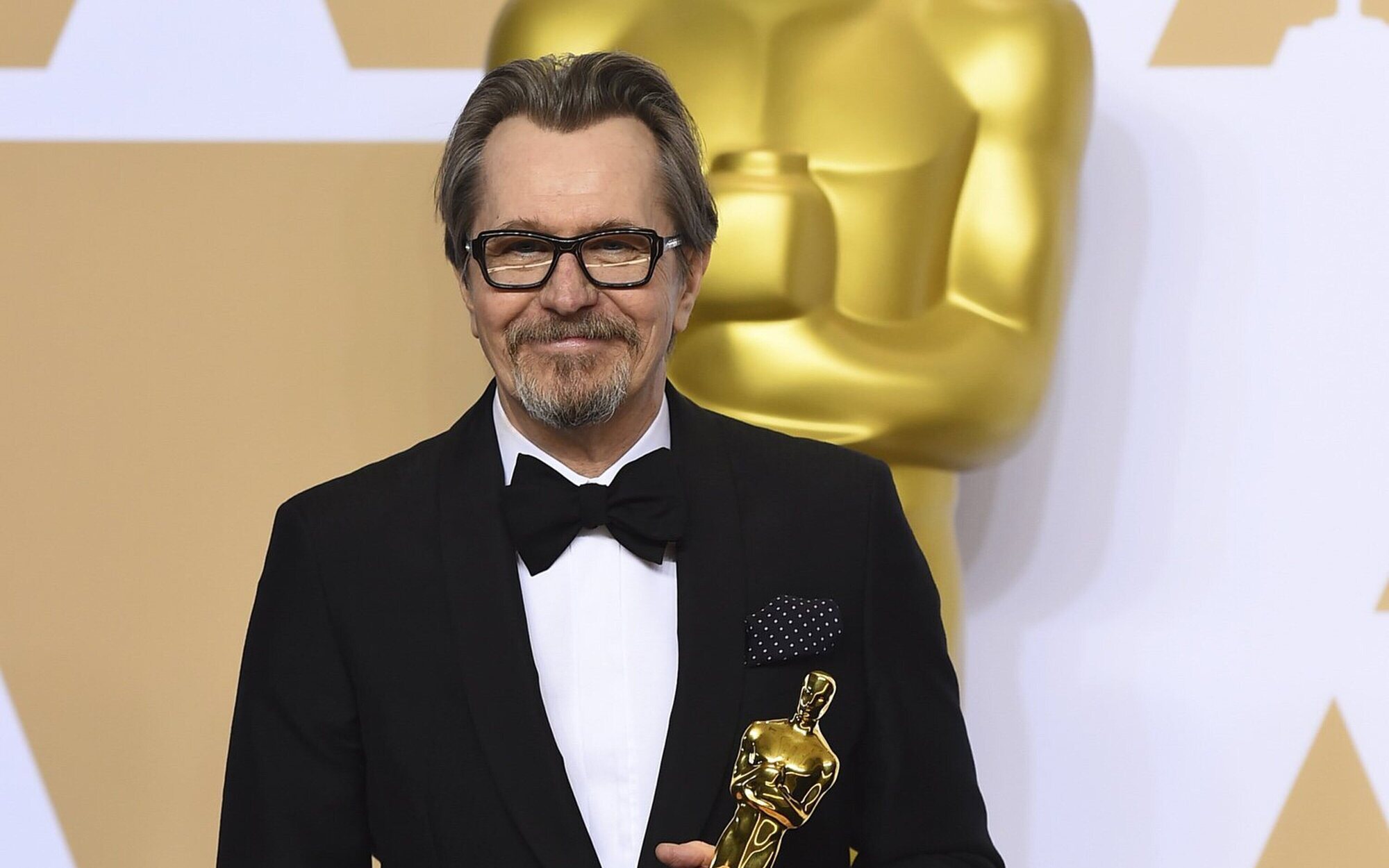 Gary Oldman recibe el título de caballero de la Corona Británica y ahora es Sir Gary Oldman