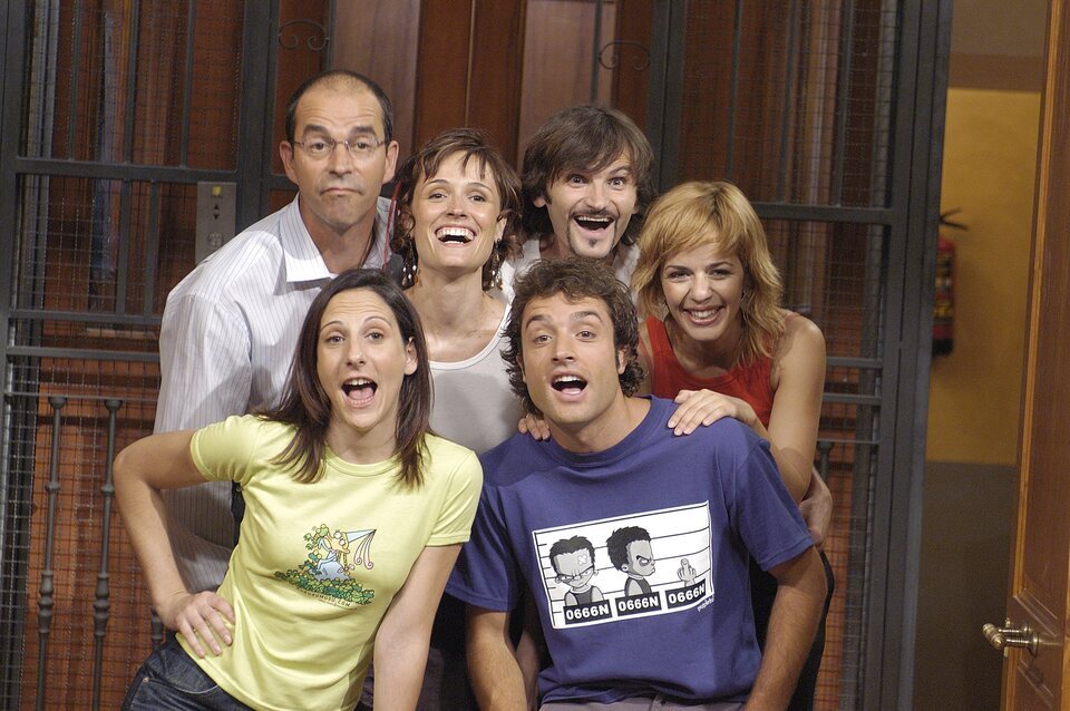 Varios de los icónicos pèrsonajes de la emblemática serie en la cabecera de la primera temporada