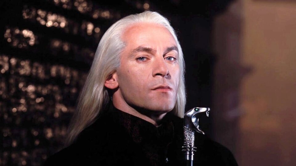Jason Isaacs cede el testigo a Johnny Flynn