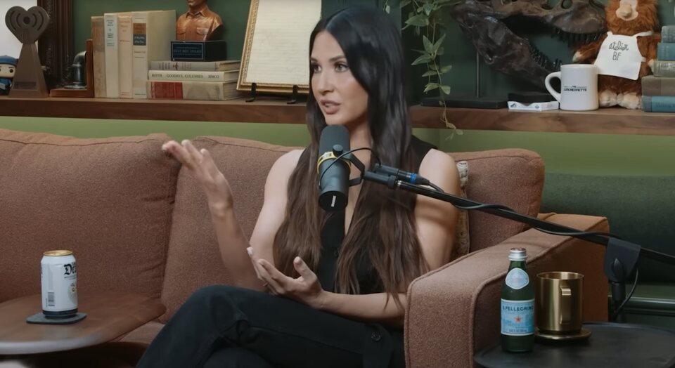 Olivia Munn compartiendo su experiencia en el pódcast