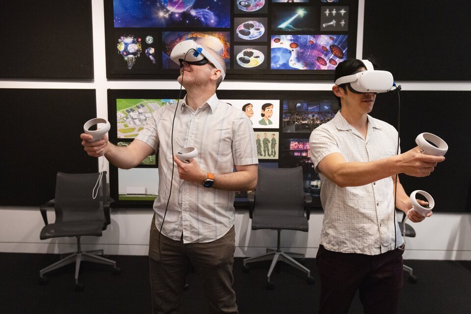 David Luoh, Supervisor de Sets de 'Elio', con las gafas de realidad virtual