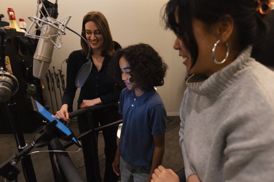 Madeline Sharafian y Domee Shi, directoras de 'Elio', en el estudio de doblaje