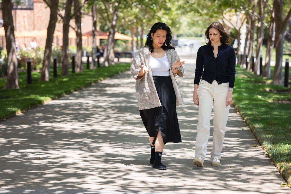 Domee Shi y Madeline Sharafian, directoras de 'Elio'