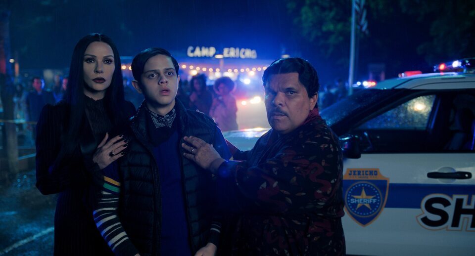Christina Ricci, Luis Guzmán e Isaac Ordonez en la segunda temporada de 'Miércoles'