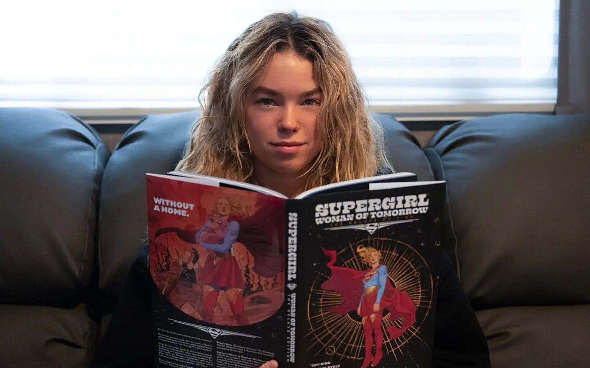 Milly Alcock revela su icónico traje como Supergirl en el set de la esperada película del Universo DC