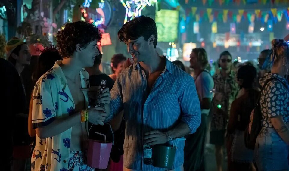 Sam Nivola y Patrick Schwarzenegger en 'The White Lotus'
