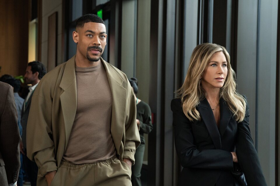 Jennifer Aniston y Aaron Pierre en 'The Morning Show'