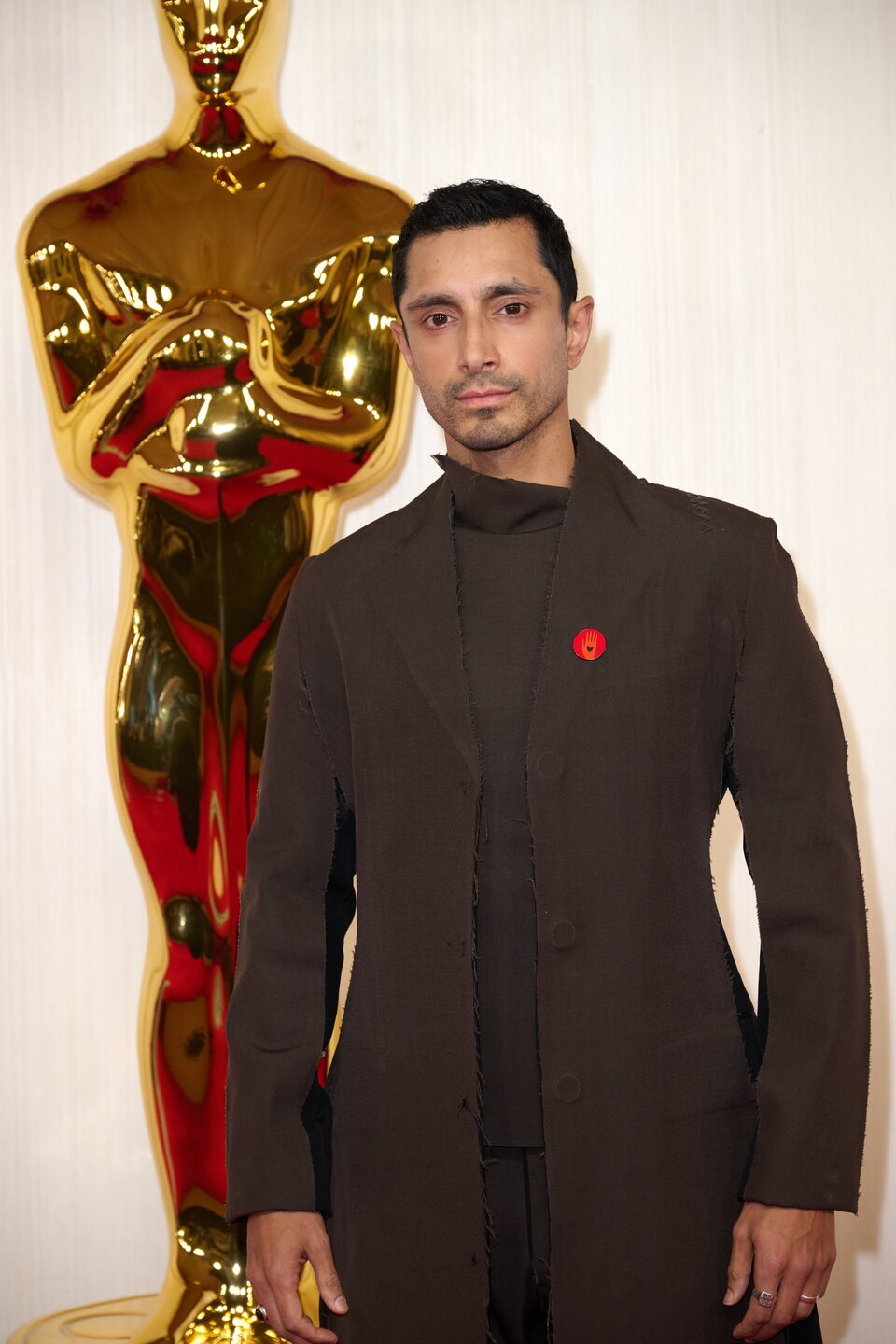 Riz Ahmed en la alfombra roja de los Oscars en 2024