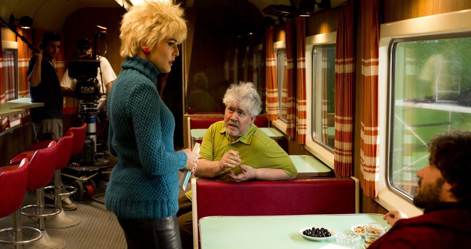 Adriana Ugarte y Pedro Almodóvar en el rodaje de 'Julieta'