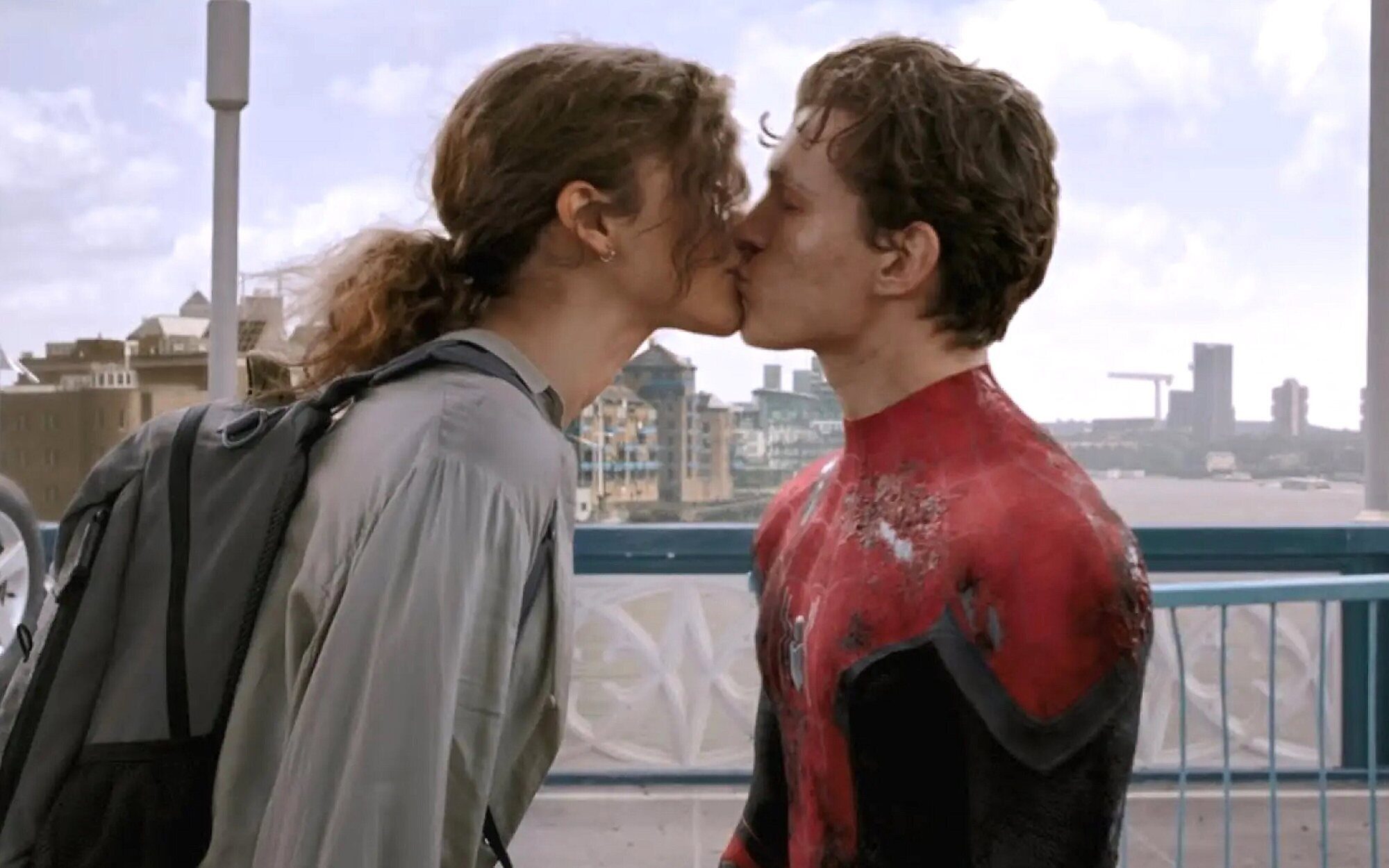 Tom Holland visita emocionalmente la tumba de Tía May durante el rodaje de Spider-Man: Brand New Day acompañado por Zendaya