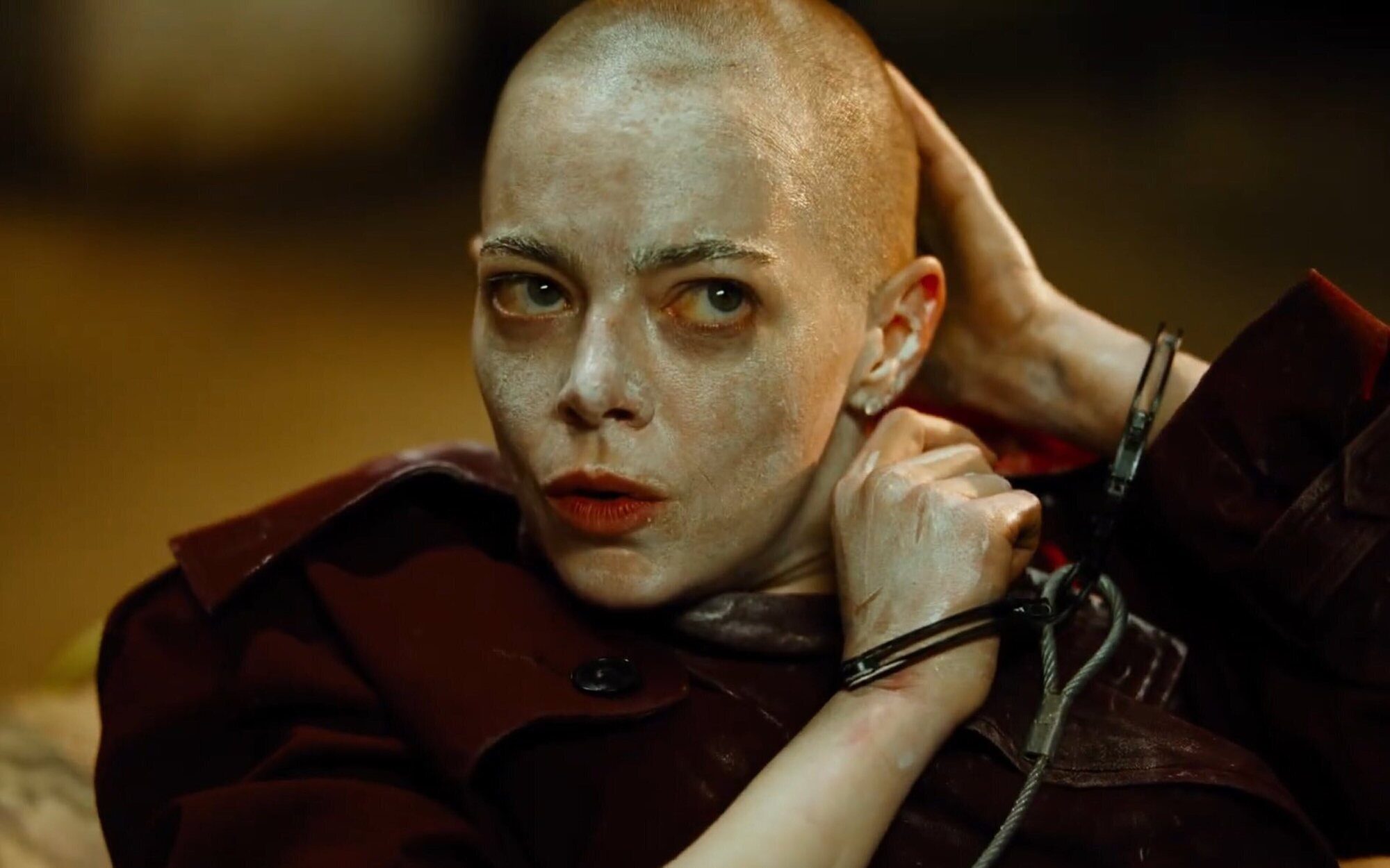 Emma Stone sorprende con look rapado en el primer tráiler de Bugonia, la nueva película de Yorgos Lanthimos
