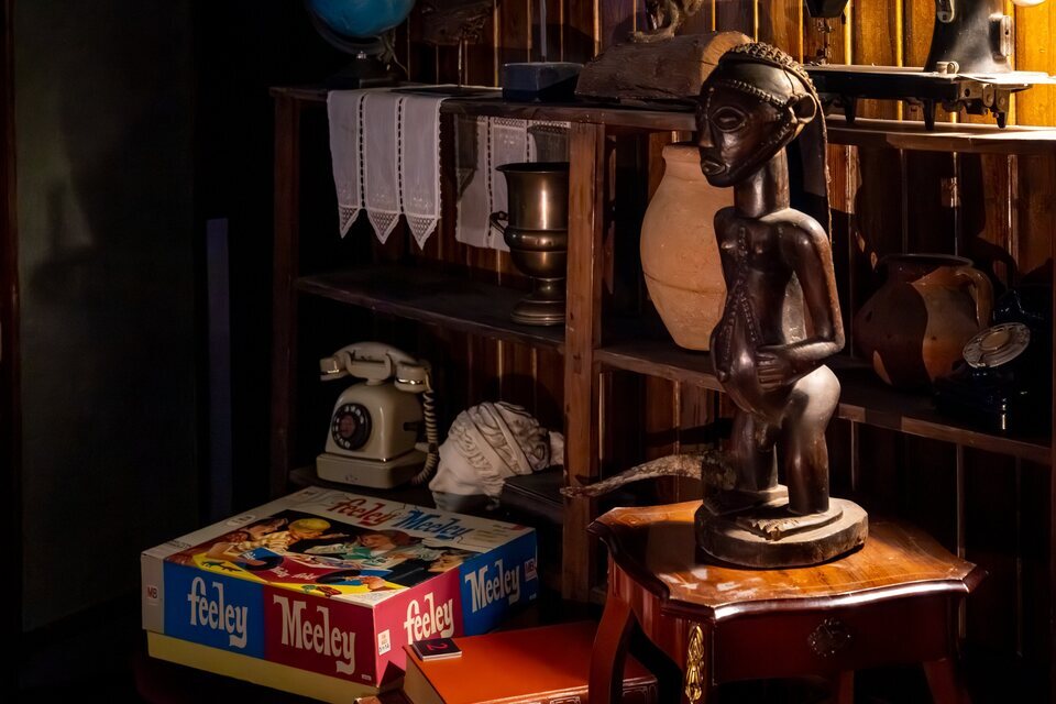 Cada elemento oculta una historia escalofriante