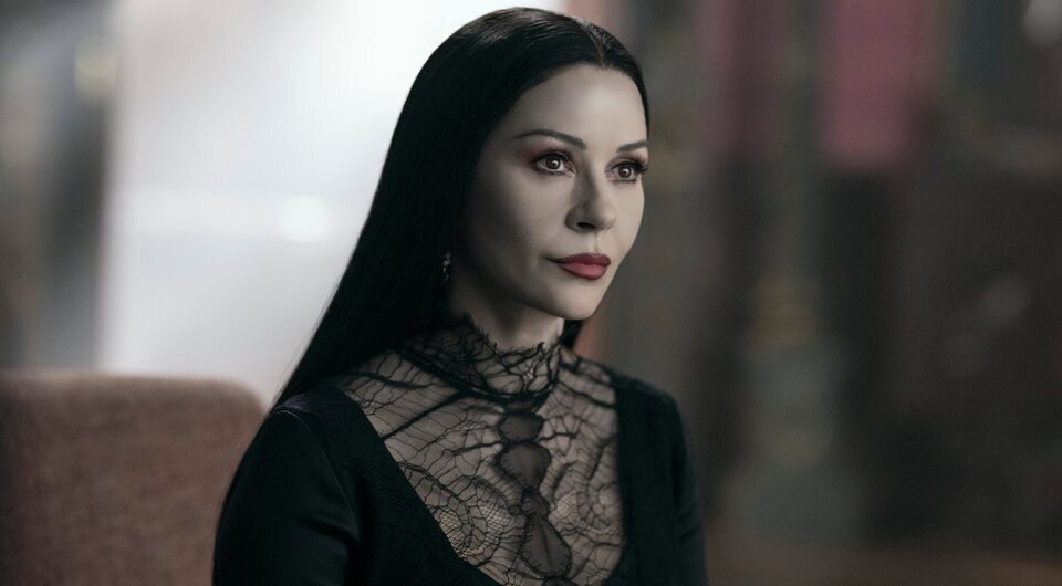Catherine Zeta-Jones como Morticia Addams