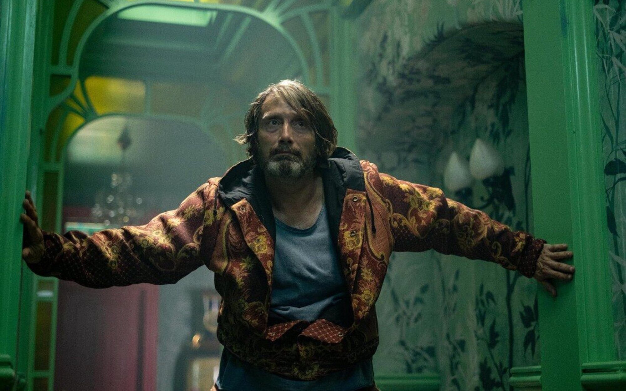 Mads Mikkelsen aparece por sorpresa en una terraza de Pamplona mientras se estrena el tráiler de su nueva película Dust Bunny