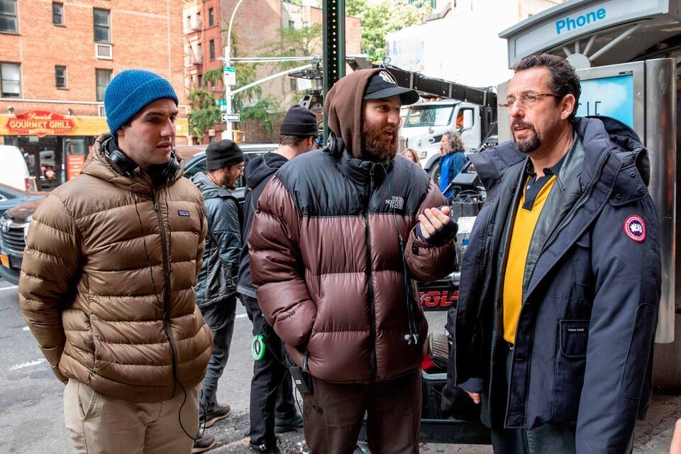 Los hermanos Safdie junto a Adam Sandler en el rodaje de 'Diamantes en bruto' (2019)