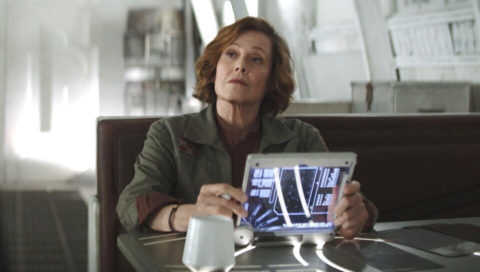 Sigourney Weaver interpreta a la coronel Ward