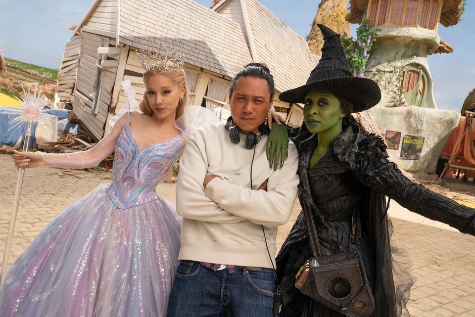 Ariana Grane, Jon M. Chu y Cynthia Erivo en el rodaje de 'Wicked: Parte 2'