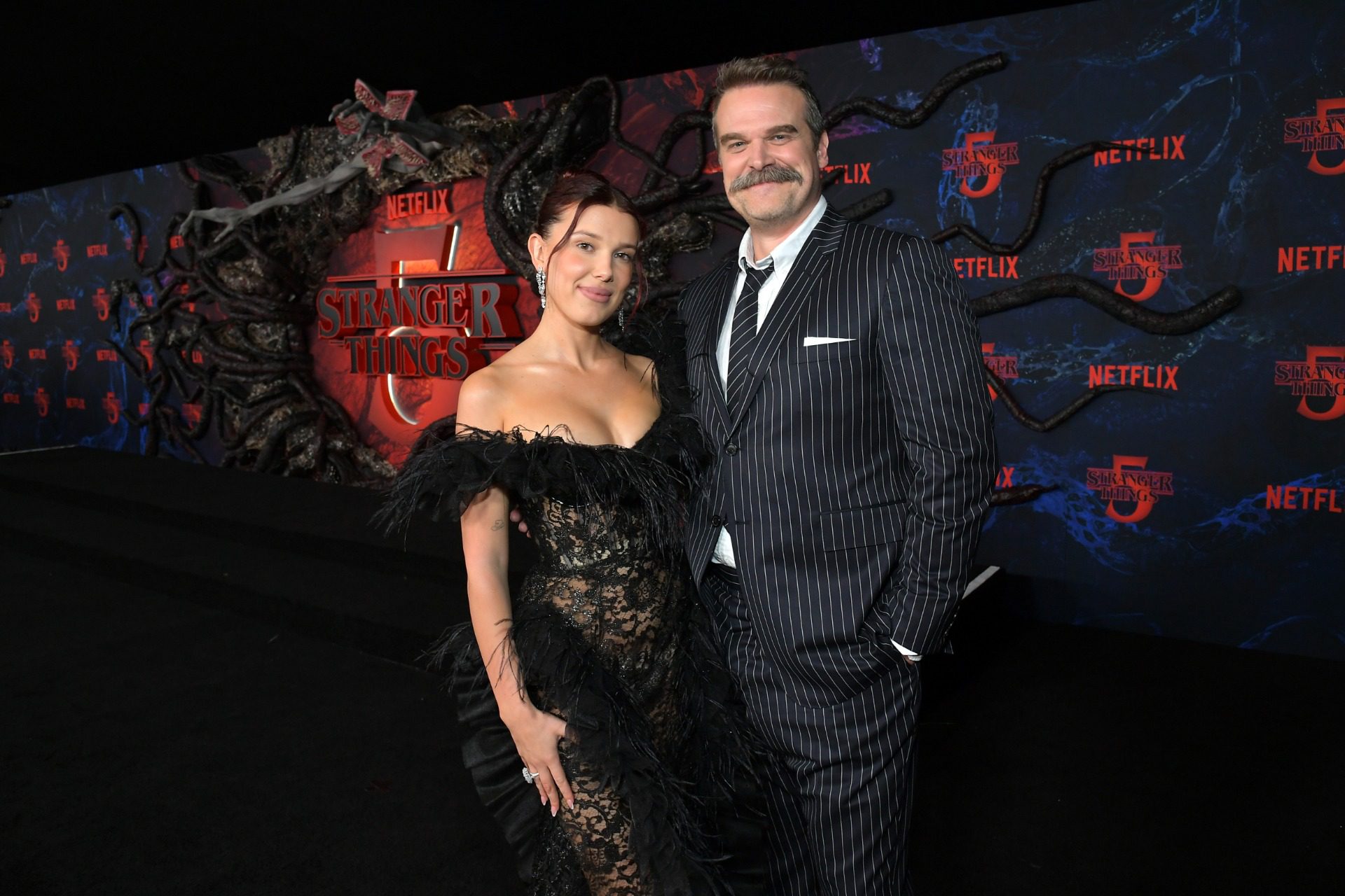 Millie Bobby Brown y David Harbour se reúnen en Netflix tras ‘Stranger Things’: nueva serie de espías producida por A24 con guión de Jack Thorne Millie Bobby Brown y David Harbour juntos, protagonistas de la nueva serie de espías Netflix producida por A24