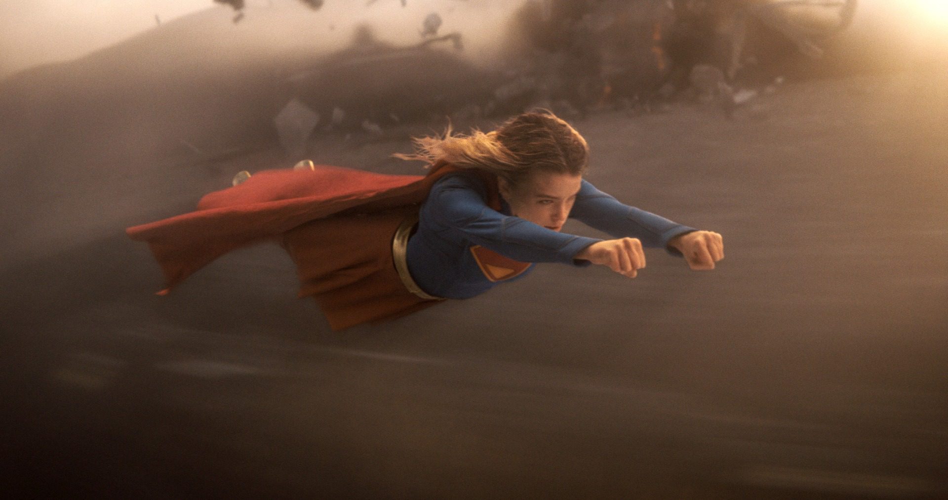 Milly Alcock con el traje de Supergirl en la película del universo DC 2026