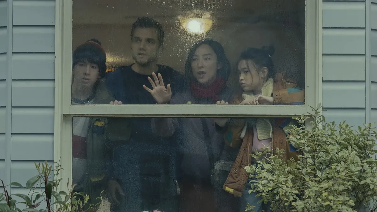 la-ltima-casa-en-netflix-greta-lee-y-wagner-moura-sostienen-un
